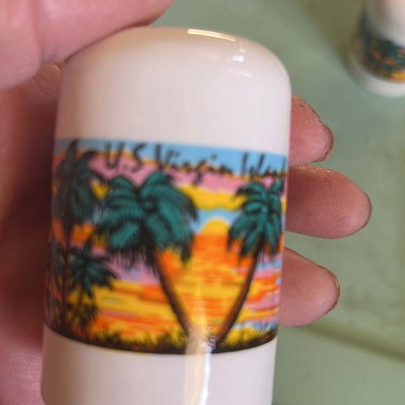 Salt and pepper shakers - Picture 2 of 3